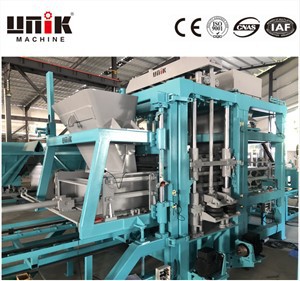 Quelles sont les caractéristiques de la machine automatique à blocs creux ?