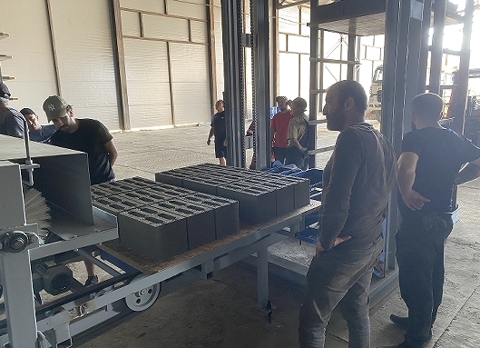 UNIK lance une ligne de machines de fabrication de blocs de béton entièrement automatique en Extrême-Orient russe