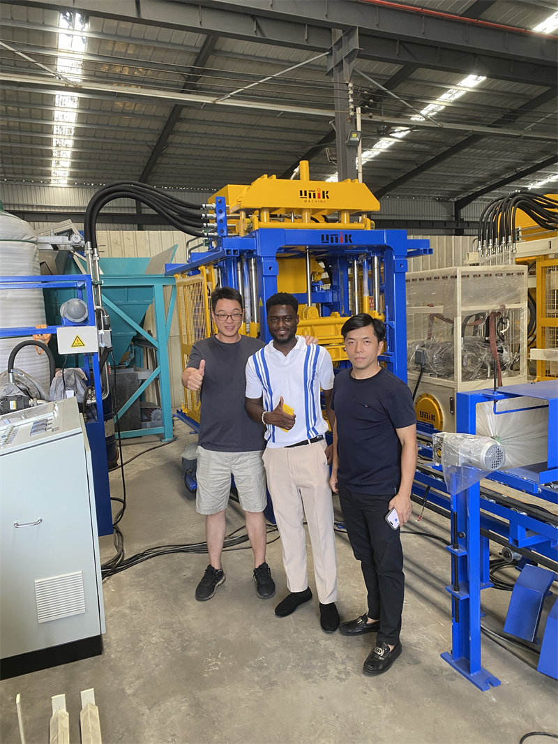 Visite passionnante du Ghana : visite de la machine à blocs de béton et intention d'achat