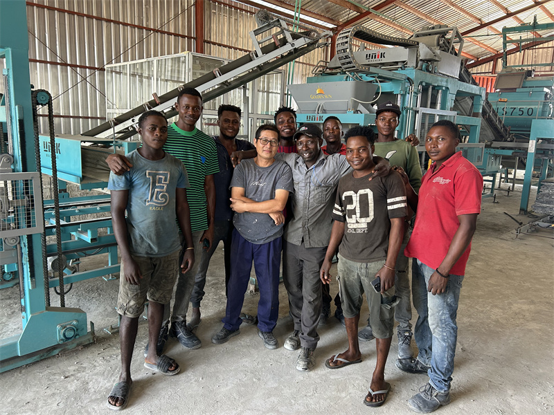 Machine de moulage de blocs de béton à vendre au Nigeria : UNIK Machinery se démarque