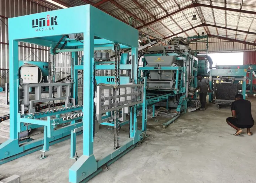 Ligne de production de blocs de béton entièrement automatique d'UNIK : solution intelligente unique, du dosage à la palettisation