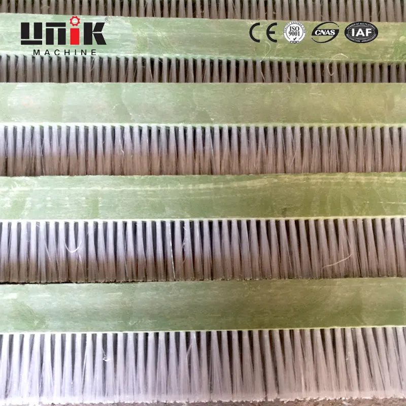 Brosse à bandes pour machine à briques
