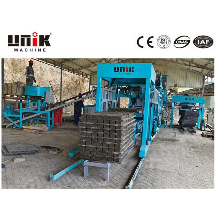 Machine de fabrication de blocs de terre comprimée
