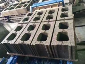 Machine de fabrication de blocs creux en béton