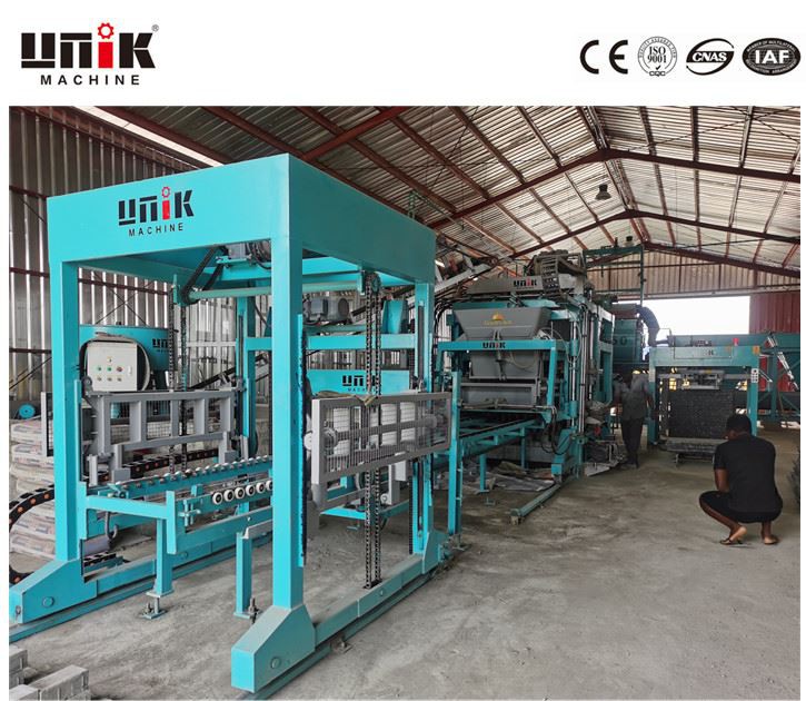 Machine de fabrication de blocs de bordure hydraulique
